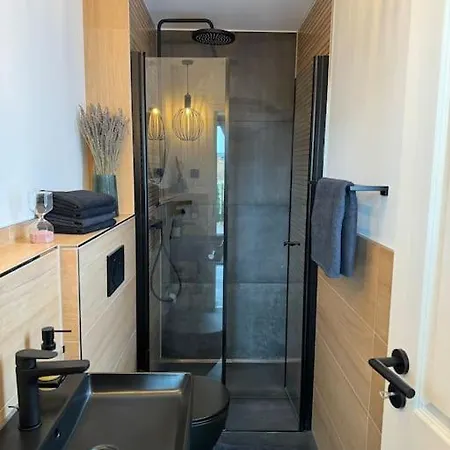 Tiny Oskar 100m Entfernt Zum