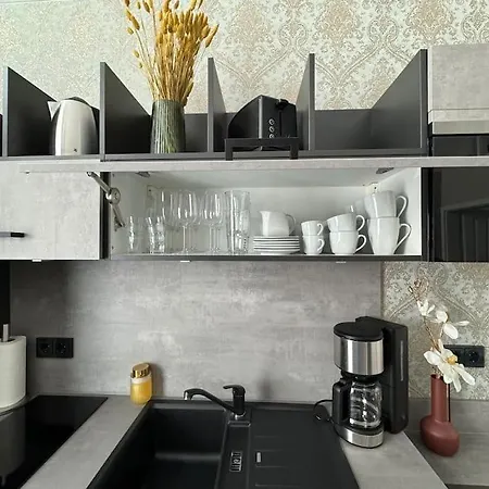 Tiny Oskar 100m Entfernt Zum *