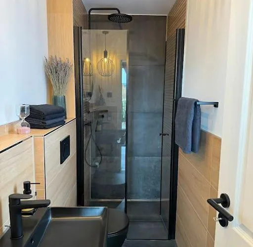 Tiny Oskar 100m Entfernt Zum