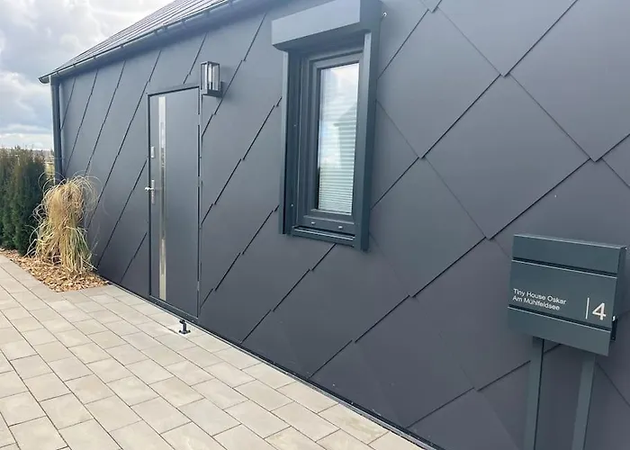 Tiny Oskar 100m Entfernt Zum